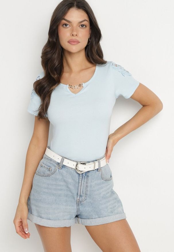 Born2be - Jasnoniebieski Bawełniany T-shirt z Łańcuszkiem i Koronką Liraveira. Okazja: na co dzień. Typ kołnierza: okrągły. Kolor: niebieski. Materiał: koronka, bawełna. Długość rękawa: krótki rękaw. Długość: krótkie. Wzór: koronka. Styl: elegancki, casual, klasyczny