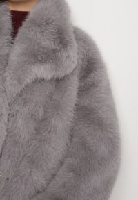 Born2be - Szara Jednorzędowa Kurtka Futerko z Szerokim Kołnierzem Conellia. Okazja: na co dzień. Kolor: szary. Materiał: futro. Styl: casual, elegancki #5