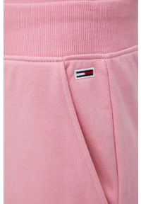 Tommy Jeans spodnie damskie kolor różowy gładkie. Stan: podwyższony. Kolor: różowy. Materiał: bawełna. Wzór: gładki