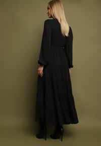 Born2be - Czarna Rozkloszowana Sukienka Vices z Kopertowym Dekoltem Reslosa. Okazja: na co dzień. Typ kołnierza: dekolt w serek. Kolor: czarny. Materiał: jeans. Typ sukienki: kopertowe. Styl: casual #7