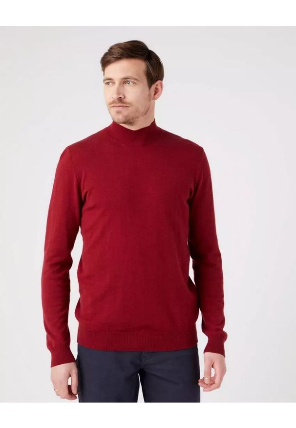 Wrangler - WRANGLER SEASONAL KNIT MĘSKI SWETER GOLF RHUBARB RED W8D12PXRO. Typ kołnierza: golf