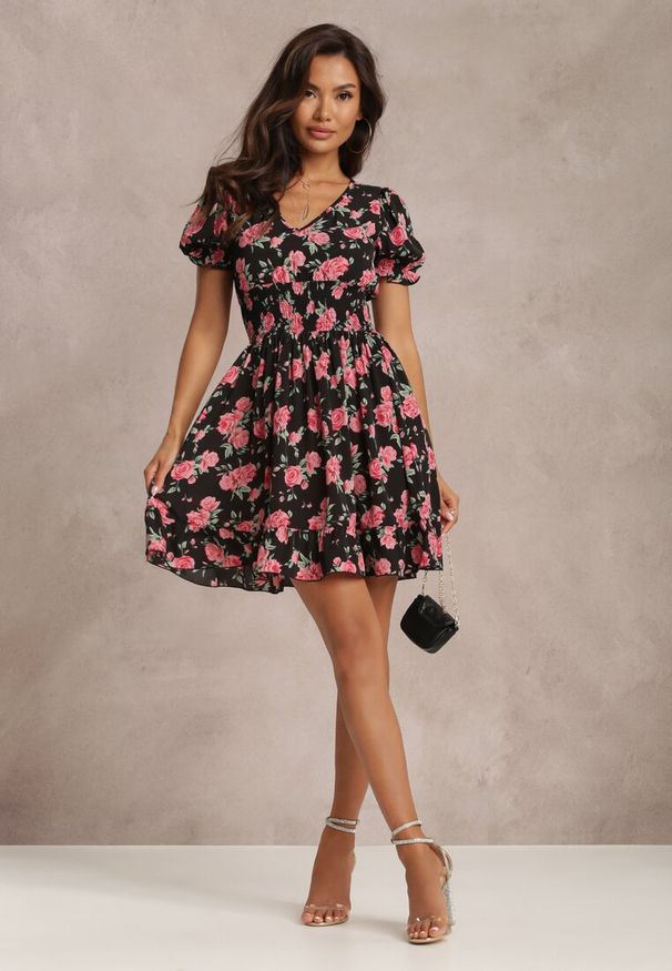 Renee - Czarna Sukienka Gwenheda. Typ kołnierza: dekolt w serek. Kolor: czarny. Długość rękawa: krótki rękaw. Wzór: aplikacja. Długość: mini