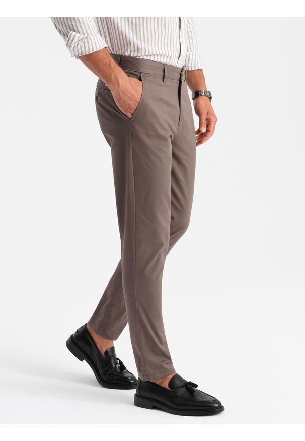 Ombre Clothing - Jednolite spodnie męskie chino SLIM FIT – brązowe V1 - Rozmiar: S. Okazja: do pracy. Kolor: brązowy. Materiał: bawełna, poliester, materiał, elastan. Wzór: jednolity. Styl: klasyczny, elegancki