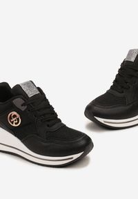 Renee - Czarne Siateczkowe Sneakersy na Koturnie z Metalicznymi Aplikacjami i Brokatem Viean. Kolor: czarny. Wzór: aplikacja. Obcas: na koturnie #5