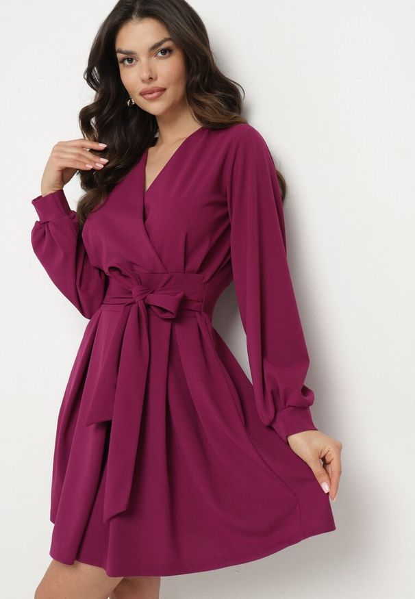 Born2be - Fioletowa Rozkloszowana Sukienka z Kopertowym Dekoltem i Wszytym Wiązanym Paskiem Temithie. Okazja: na co dzień. Typ kołnierza: dekolt kopertowy. Kolor: fioletowy. Materiał: jeans. Typ sukienki: kopertowe. Styl: casual, elegancki