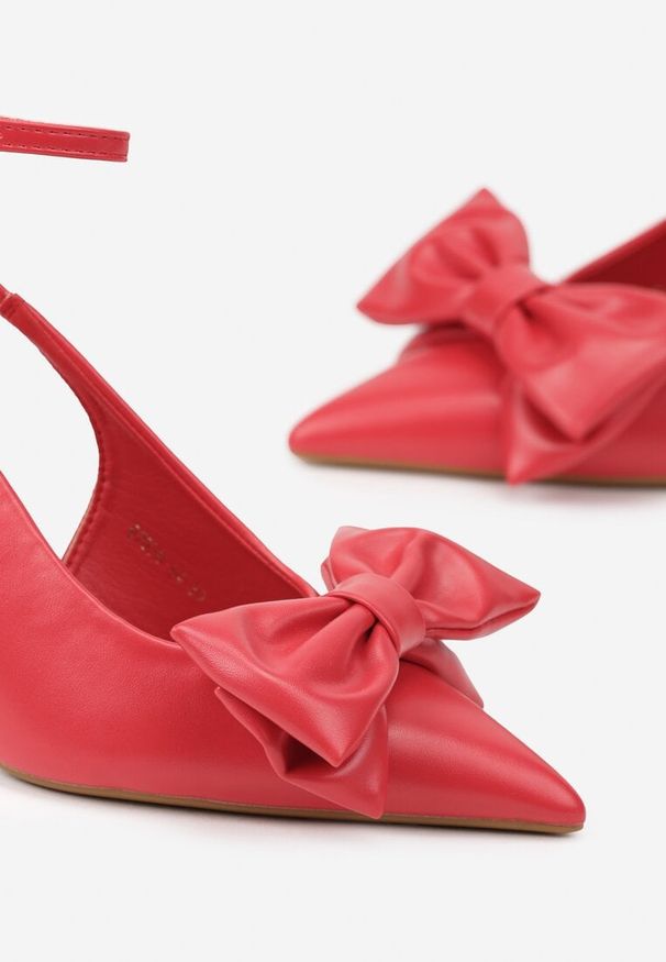 Renee - Czerwone Sandały Vices na Szpilce Slingback Ozdobione Kokardą Tilvanea. Okazja: na ślub cywilny, na co dzień, na wesele. Zapięcie: sprzączka. Kolor: czerwony. Wzór: aplikacja. Obcas: na szpilce. Styl: elegancki, casual