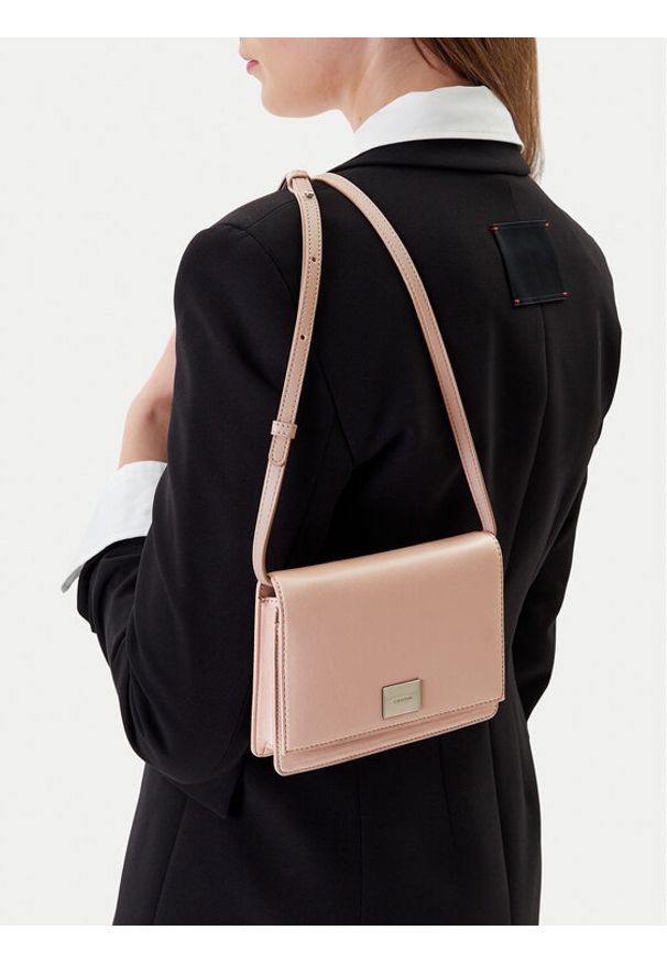 Calvin Klein Torebka Hardware Flap Crossbody K60K612967 Różowy. Kolor: różowy. Materiał: skórzane