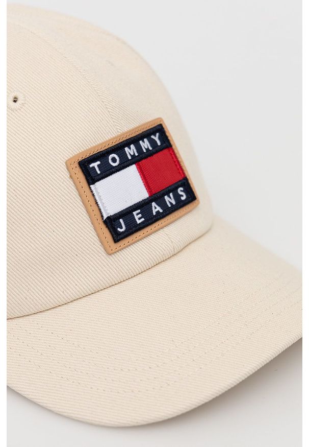 Tommy Jeans czapka kolor beżowy z aplikacją. Kolor: beżowy. Materiał: bawełna. Wzór: aplikacja