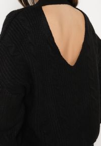 Born2be - Czarny Sweter Krótki z Wycięciem na Plecach Torine. Okazja: na co dzień. Kolor: czarny. Materiał: jeans. Długość: krótkie. Styl: klasyczny, elegancki, casual