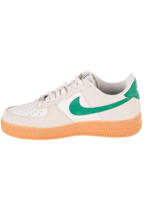 Nike - Buty sportowe Sneakersy męskie, Air Force 1 07 LV8. Kolor: biały. Model: Nike Air Force. Sport: turystyka piesza