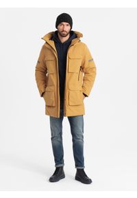Ombre Clothing - Długa ocieplana męska kurtka z odblaskowymi elementami – żółta V2 - Rozmiar: XXL. Typ kołnierza: kołnierzyk stójkowy, kaptur. Kolor: żółty. Materiał: guma, syntetyk, poliester, materiał. Długość: długie. Wzór: aplikacja, nadruk #4