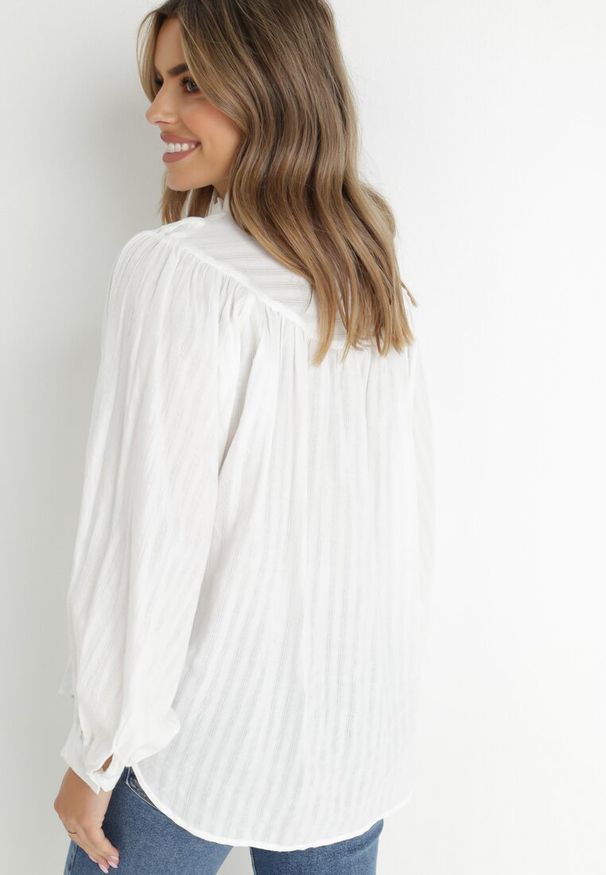 Born2be - Biała Koszula Oversize Megona. Typ kołnierza: kołnierzyk stójkowy. Kolor: biały. Materiał: bawełna, jeans. Wzór: jednolity