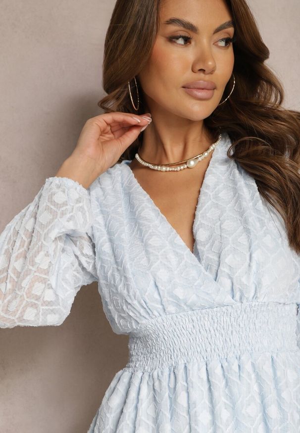 Renee - Niebieska Sukienka z Gumką w Talii Kopertowym Dekoltem i Geometrycznym Wzorem na Siateczce Marixita. Typ kołnierza: dekolt kopertowy. Kolor: niebieski. Wzór: geometria. Typ sukienki: kopertowe. Styl: elegancki