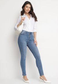 Born2be - Niebieskie Dopasowane Jeansy z Bawełną Wysokim Stanem i Ozdobnymi Guzikami Felandra. Okazja: na co dzień. Stan: podwyższony. Kolor: niebieski. Styl: elegancki, casual #5