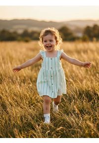 Sinsay - Bawełniana sukienka na ramiączkach w paski z falbanami - kremowy. Kolor: kremowy. Materiał: bawełna. Długość rękawa: na ramiączkach. Wzór: paski #1