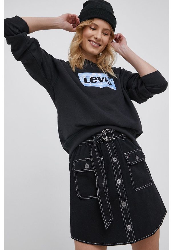 Levi's® - Levi's bluza damska kolor czarny z nadrukiem. Okazja: na spotkanie biznesowe, na co dzień. Kolor: czarny. Materiał: dzianina. Długość rękawa: długi rękaw. Długość: długie. Wzór: nadruk. Styl: casual, biznesowy