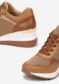Born2be - Brązowe Sneakersy Iomanie. Okazja: na co dzień. Nosek buta: okrągły. Zapięcie: pasek. Kolor: brązowy. Szerokość cholewki: normalna. Wzór: aplikacja. Wysokość cholewki: przed kostkę. Materiał: materiał, lakier. Obcas: na koturnie #2