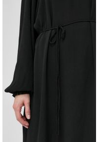 Bruuns Bazaar Sukienka Lilli Vita kolor czarny mini rozkloszowana. Kolor: czarny. Materiał: tkanina, włókno, wiskoza, materiał. Długość rękawa: długi rękaw. Typ sukienki: rozkloszowane. Długość: mini #5