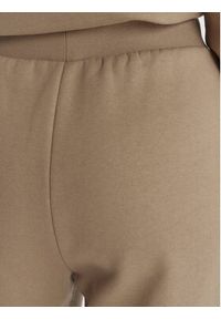 Guess Spodnie dresowe V6RB15 K9V31 Beżowy Regular Fit. Kolor: beżowy. Materiał: bawełna #3