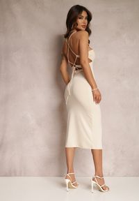 Renee - Jasnobeżowa Sukienka Sadoul. Okazja: na imprezę. Kolor: beżowy. Materiał: dzianina. Długość rękawa: na ramiączkach. Styl: wizytowy. Długość: midi