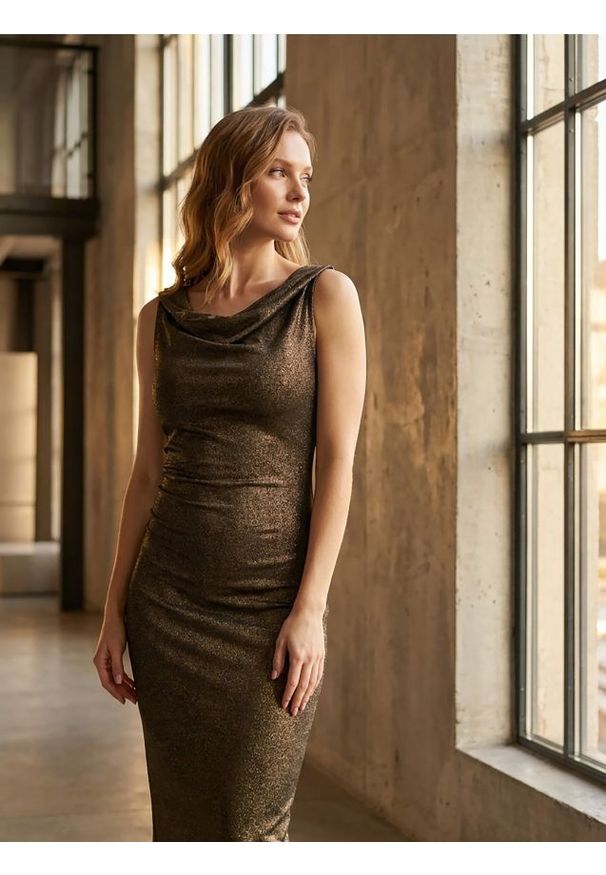 Sinsay - Sukienka midi z marszczeniem - złoty. Kolor: złoty. Długość: midi