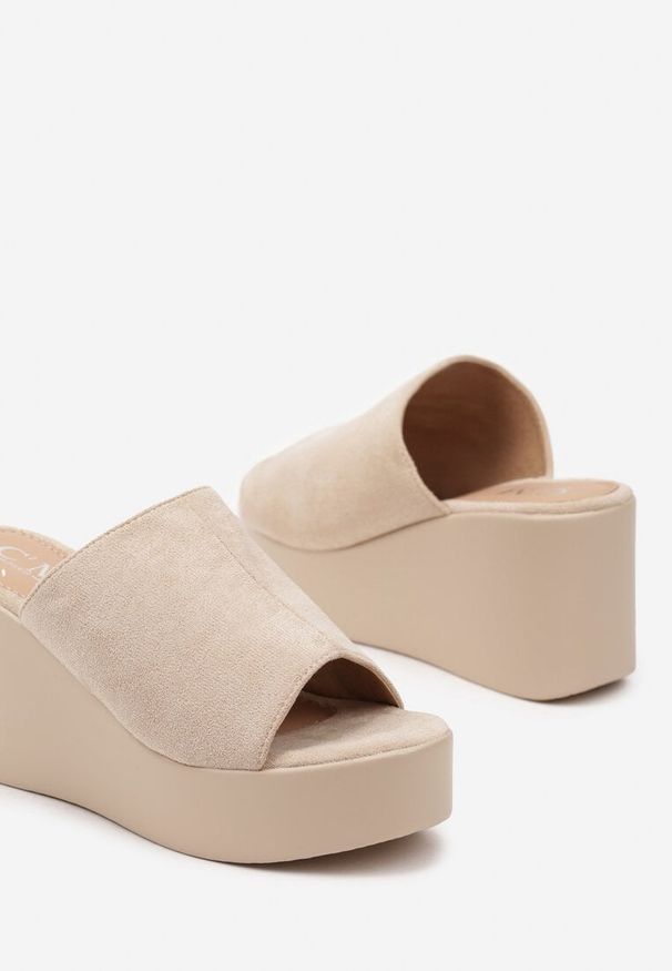 Renee - Beżowe Klapki na Koturnie w Klasycznym Stylu Foneira. Okazja: na co dzień. Kolor: beżowy. Materiał: jeans. Wzór: aplikacja. Sezon: lato. Obcas: na koturnie. Styl: klasyczny