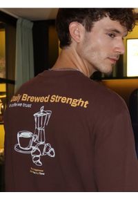 Reserved - T-shirt boxy z nadrukiem na plecach - brązowy. Kolor: brązowy. Materiał: bawełna, dzianina. Wzór: nadruk