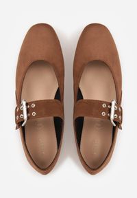 Born2be - Jasnobrązowe Balerinki Vices ze Skórzaną Wkładką i Szerokim Paskiem ze Sprzączką Rilucea. Okazja: na co dzień. Zapięcie: pasek. Kolor: brązowy. Materiał: skóra. Obcas: na płaskiej podeszwie. Styl: casual, rockowy #8