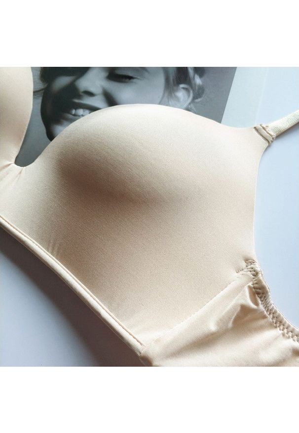 Intica - Biustonosz piankowy bez fiszbin z regulowanymi ramiączkami na co dzień Hattie. Kolor: beżowy. Materiał: materiał