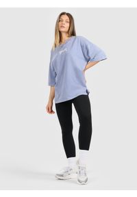4f - 4F T-shirt oversize z nadrukiem damski - granatowy M. Okazja: na co dzień. Typ kołnierza: dekolt w serek. Kolor: niebieski. Materiał: dzianina, materiał. Długość rękawa: krótki rękaw. Długość: krótkie. Wzór: nadruk. Styl: casual, sportowy, vintage