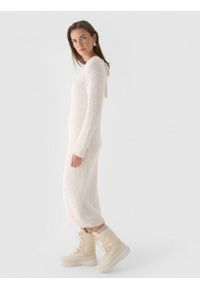 outhorn - Sukienka maxi z długim rękawem - złamana biel. Typ kołnierza: dekolt w łódkę. Kolekcja: plus size. Materiał: materiał, poliester, akryl, dzianina, wełna. Długość rękawa: długi rękaw. Wzór: ze splotem. Długość: maxi #7