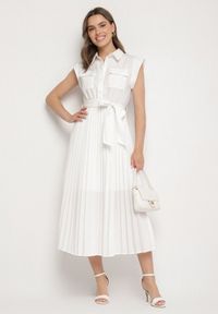 Born2be - Biała Plisowana Sukienka z Bawełną i Paskiem Lireviere. Okazja: na co dzień. Kolor: biały. Materiał: bawełna. Styl: elegancki, casual #3