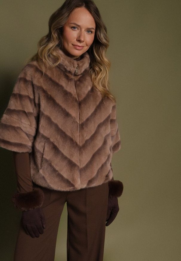 Born2be - Ciemnobeżowa Kurtka Futerko o Trapezowym Kroju z Rękawem 3/4 Tadeira. Okazja: na imprezę, na co dzień. Typ kołnierza: golf. Kolor: beżowy. Materiał: futro. Wzór: aplikacja. Styl: casual, elegancki