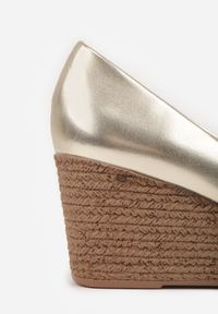 Born2be - Złote Czółenka Vices ze Skórzaną Wkładką i Plecionką na Koturnie Yearna. Okazja: na spotkanie biznesowe, do pracy. Kolor: złoty. Materiał: skóra. Obcas: na koturnie. Styl: biznesowy #8