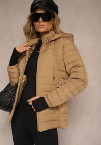 Renee - Ciemnobeżowa Kurtka Ozdobiona Pikowaniem Wykończona Sznurkami i Kapturem Mivissa. Okazja: na spacer, na co dzień. Kolor: beżowy. Materiał: jeans. Wzór: aplikacja. Styl: elegancki, casual