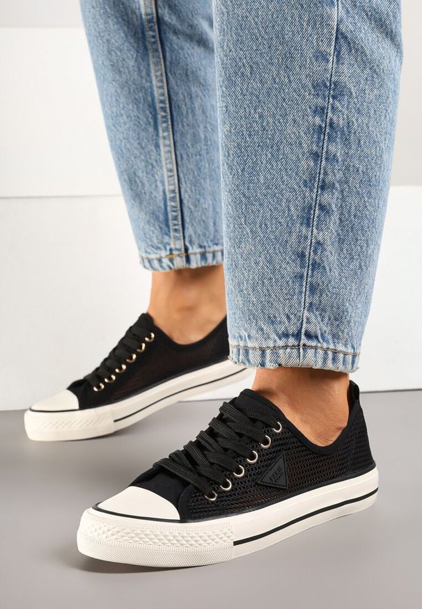 Renee - Czarne Szydełkowe Trampki o Klasycznym Fasonie Vovessa. Okazja: na co dzień. Kolor: czarny. Materiał: jeans. Szerokość cholewki: normalna. Styl: klasyczny