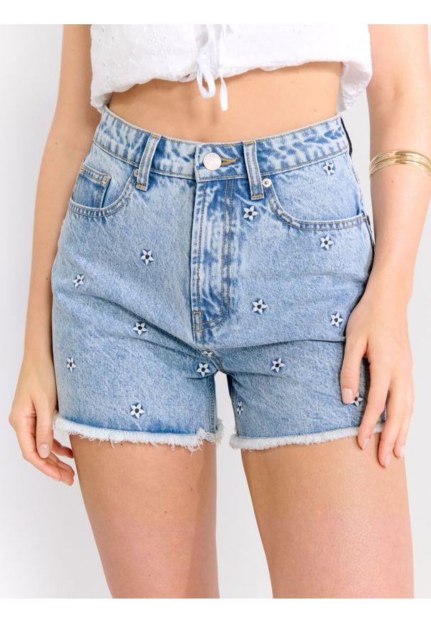 Sinsay - Szorty jeansowe z haftowanymi kwiatkami - niebieski. Kolor: niebieski. Materiał: jeans. Wzór: kwiaty, haft