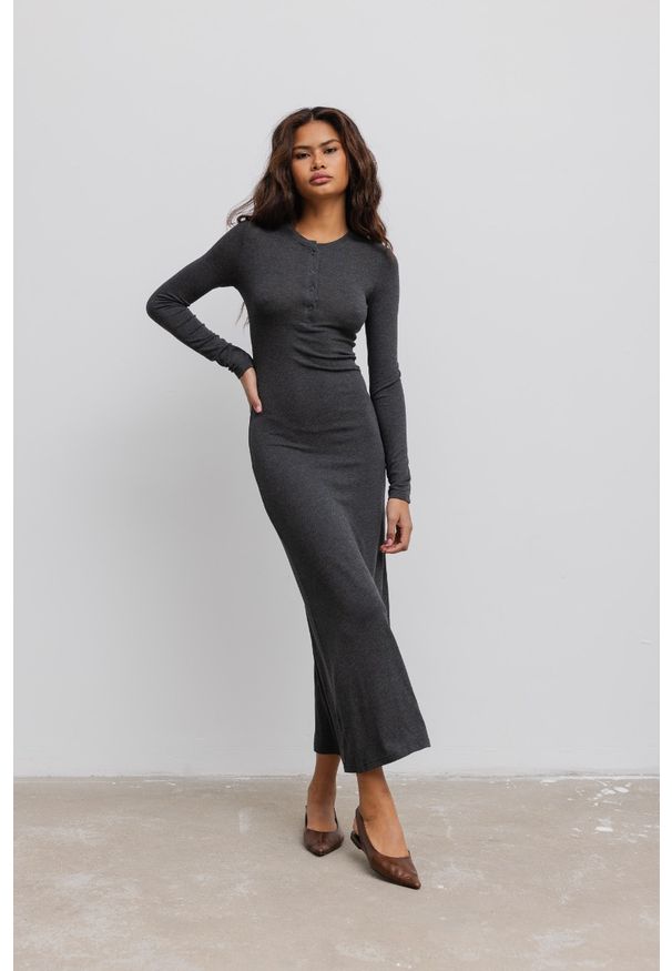 Marsala - Dopasowana sukienka maxi z napami w kolorze GRAPHITE- MENSA-XL. Materiał: elastan, wiskoza, dzianina, prążkowany. Długość rękawa: długi rękaw. Typ sukienki: sportowe. Styl: sportowy, elegancki, klasyczny. Długość: maxi