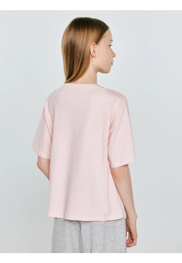 Big-Star - Koszulka dziewczęca z nadrukiem różowa Minka 600. Okazja: na uczelnię, na co dzień. Kolor: różowy. Materiał: bawełna, jeans, skóra, dzianina. Długość: krótkie. Wzór: nadruk. Styl: młodzieżowy, klasyczny, casual