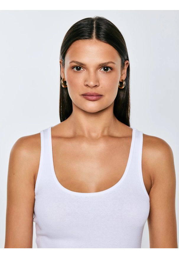 Big-Star - Koszulka damska na ramiączkach biała Alena 101. Kolor: biały. Materiał: bawełna, elastan, skóra. Długość rękawa: na ramiączkach. Styl: sportowy