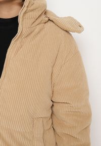 Born2be - Beżowa Sztruksowa Kurtka Puchowa z Odpinanym Kapturem Sinitha. Okazja: na co dzień. Kolor: beżowy. Materiał: sztruks, puch. Styl: casual, elegancki #4