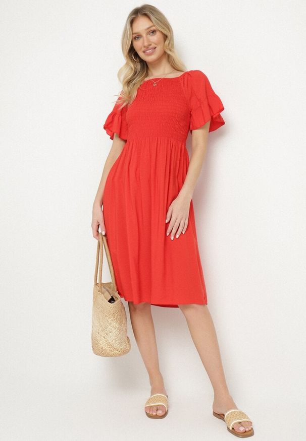 Born2be - Czerwona Rozkloszowana Sukienka Bawełniana z Bufiastymi Rękawami i Elastyczną Górą Veliova. Okazja: na co dzień. Kolor: czerwony. Materiał: bawełna. Styl: casual, elegancki