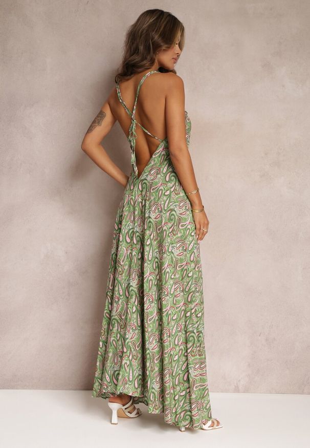 Renee - Jasnozielona Rozkloszowana Sukienka Maxi Wiązana na Szyi z Wiskozy z Printem Paisley Olympie. Kolor: zielony. Materiał: wiskoza. Wzór: nadruk, paisley. Sezon: wiosna, lato. Styl: boho. Długość: maxi