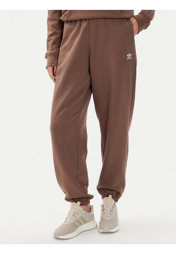 Adidas - adidas Spodnie dresowe adicolor Essentials IR5974 Brązowy Regular Fit. Kolor: brązowy. Materiał: bawełna