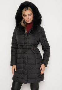 Born2be - Czarna Kurtka Pikowana z Futerkiem Przy Kapturze i Paskiem w Talii Dorinka. Okazja: na co dzień. Kolor: czarny. Materiał: futro. Długość rękawa: długi rękaw. Długość: długie. Styl: casual, elegancki #1