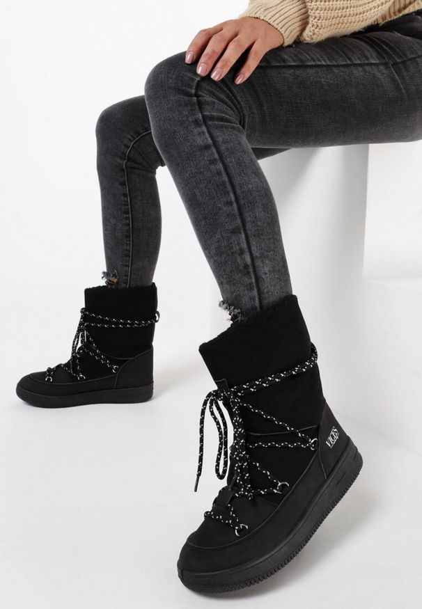 Born2be - Czarne Śniegowce Moonlight Dance. Okazja: na co dzień. Nosek buta: okrągły. Zapięcie: bez zapięcia. Kolor: czarny. Szerokość cholewki: normalna. Wysokość cholewki: przed kolano. Materiał: jeans, nubuk, materiał, syntetyk. Sezon: zima. Styl: casual