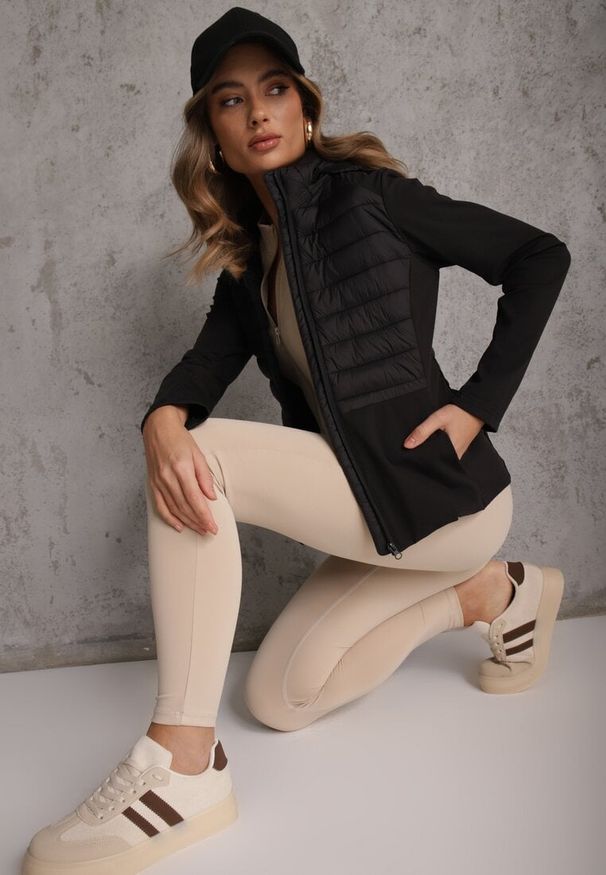 Renee - Czarna Przejściowa Kurtka z Pikowaniem i Elastycznymi Rękawami Salisia. Okazja: na co dzień. Typ kołnierza: kaptur. Kolor: czarny. Materiał: nylon. Styl: casual, sportowy