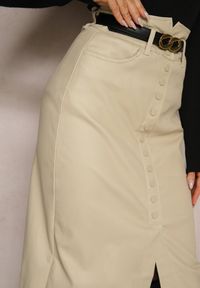 Renee - Jasnobeżowa Spódnica z Ekoskóry High Waist z Rozcięciem i Napami z Przodu Asttia. Okazja: na co dzień. Stan: podwyższony. Kolor: beżowy. Materiał: bawełna. Sezon: zima, jesień. Styl: casual #4