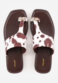 Born2be - Brązowe w krowie łaty Klapki VICES z Paskiem na Duży Palec i Ozdobą z Metalicznym Akcentem Creppela. Okazja: do pracy, na co dzień. Kolor: brązowy. Materiał: jeans, len. Wzór: aplikacja. Styl: elegancki, casual #4