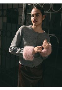 Reserved - Kardigan z futrzanymi mankietami - szary. Kolor: szary. Materiał: futro #1